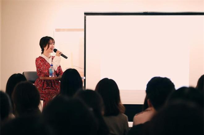 Dính tin đồn trục trặc vì xóa hết ảnh chồng, Goo Hye Sun bỗng gây chú ý vì lộ bụng to và liên tục lấy tay che chắn