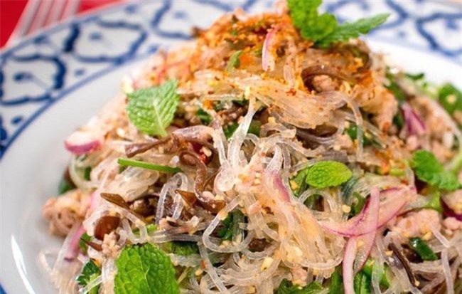 Trời nóng chẳng biết ăn gì, cứ miến trộn thẳng tiến là dễ ăn nhất các mẹ ạ!