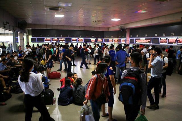 Bến xe Hà Nội đông nghịt người dân về quê nghỉ lễ