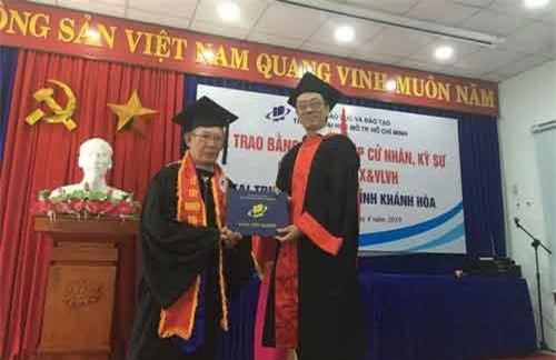 Ông Trần Xuân Thanh nhận bằng tốt nghiệp trong lễ trao bằng mới đây của trường ĐH Mở TP.HCM.