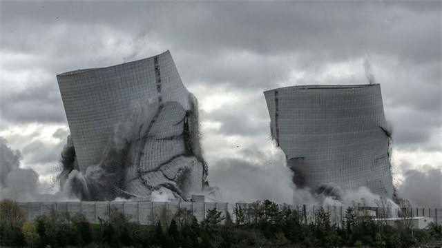 Hai tháp làm mát khổng lồ tại Mỹ bị đánh sập trong chớp mắt