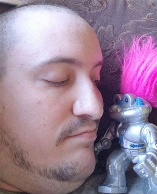 Người đàn ông yêu say đắm một con robot nam