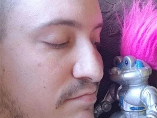Người đàn ông yêu say đắm một con robot nam