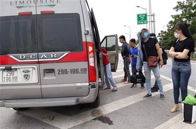 Hà Nội: Truy tìm xe 16 chỗ đội giá vé, bỏ khách giữa đường cao tốc - 1