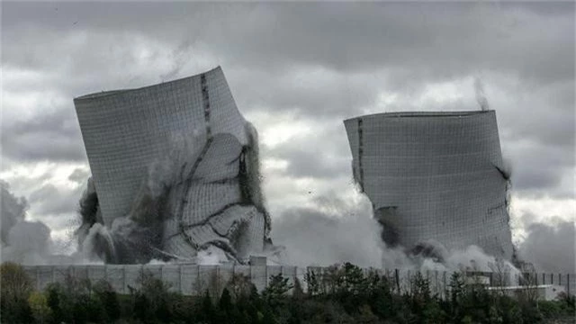 Hai tháp làm mát khổng lồ tại Mỹ bị đánh sập trong chớp mắt - 1