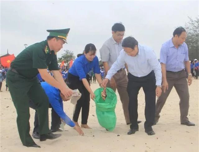 Hàng trăm cán bộ, đoàn viên làm sạch bãi biển, thu gom gần 3,5 tấn rác thải - 1