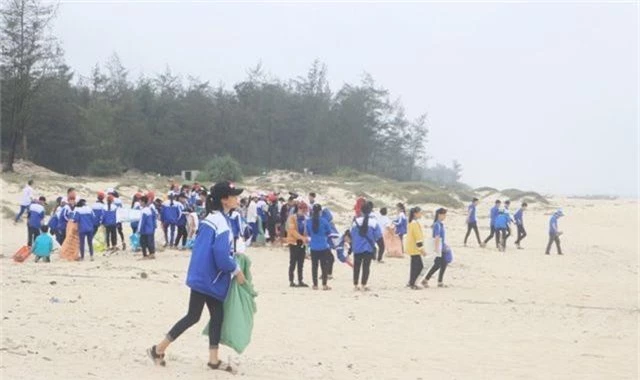 Hàng trăm cán bộ, đoàn viên làm sạch bãi biển, thu gom gần 3,5 tấn rác thải - 3