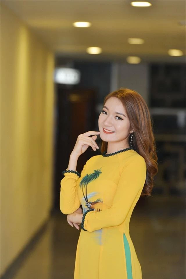MC Trịnh Vân Anh khoe nét đẹp dịu dàng - Ảnh 1.