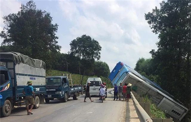 Tránh học sinh băng qua đường, xe khách dốc ngược bên đường Hồ Chí Minh - 1