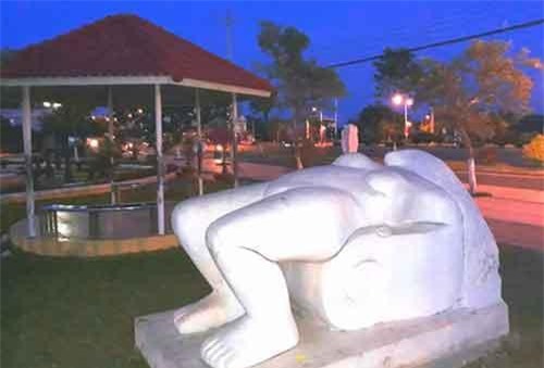 Di dời khẩn cấp tượng phụ nữ nằm lõa thể trong công viên