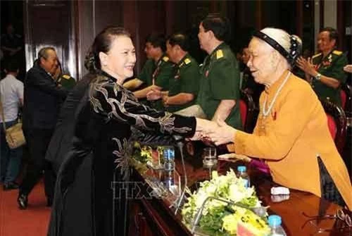 Chủ tịch Quốc hội Nguyễn Thị Kim Ngân gặp gỡ các đại biểu dự chương trình "Tri ân đồng đội". Ảnh: TTXVN