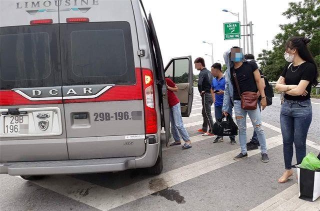 Hà Nội: Truy tìm xe 16 chỗ đội giá vé, bỏ khách giữa đường cao tốc