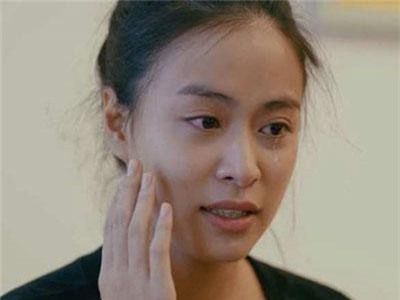 CHUYỆN SHOWBIZ (28/4): Hoàng Thùy Linh là 'nữ thần mặt mộc', nhan sắc thật của Lương Bằng Quang sau 'dao kéo'