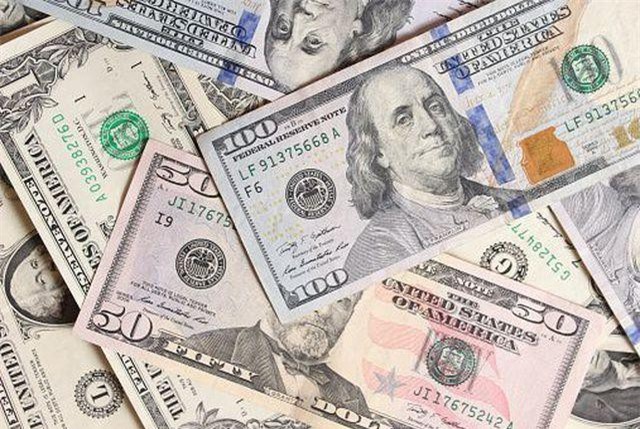 Xe tải chở gần 700 triệu đồng rơi đầy đường, dân lao theo nhặt lấy nhặt để