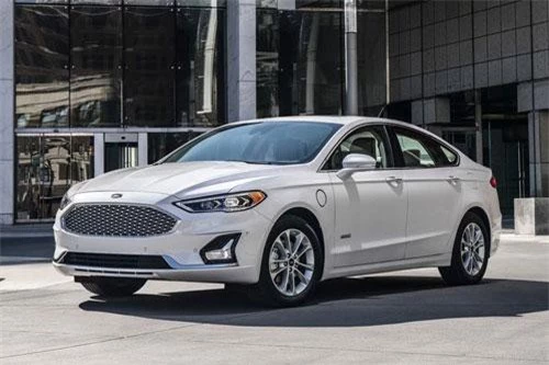 2. Ford Fusion 2019 (giá khởi điểm: 22.840 USD).