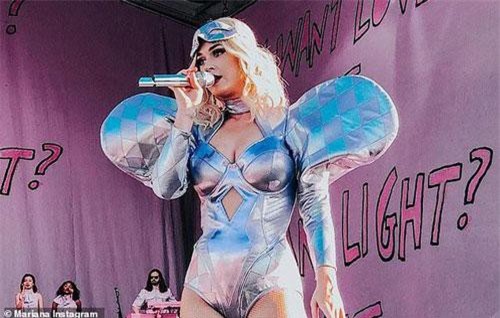 Katy Perry diện đồ lạ mắt trình diễn quyến rũ