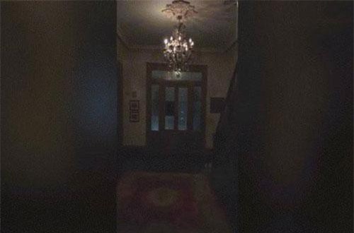 CLIP HOT (29/4): Bên trong ngôi nhà ma ám rùng rợn nhất nước Mỹ, cụ bà 90 tuổi trèo xuống từ tầng 9 tòa nhà