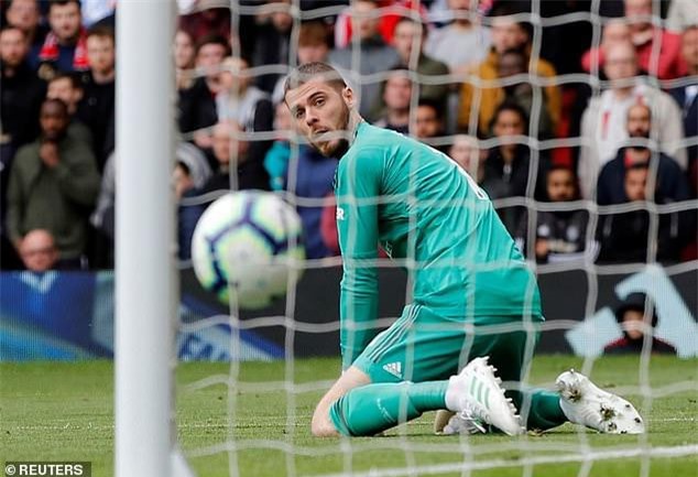 De Gea liên tiếp sai lầm, Solskjaer vẫn bênh chằm chặp