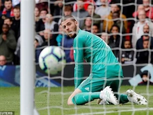 De Gea liên tiếp sai lầm, Solskjaer vẫn bênh chằm chặp
