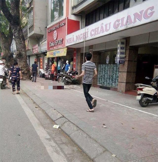 Hà Nội: Thợ sửa chữa điều hòa bị rơi từ tầng 4 nhà nghỉ xuống đất tử vong