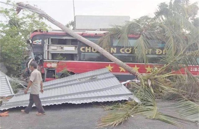 Chuyên cơ mặt đất lao vào nhà dân, cả xóm khiếp vía - 2