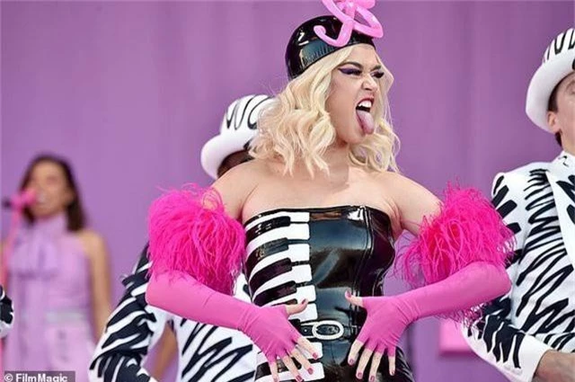 Katy Perry diện đồ lạ mắt trình diễn quyến rũ - 11