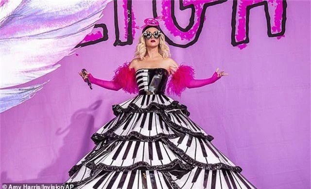 Katy Perry diện đồ lạ mắt trình diễn quyến rũ - 12