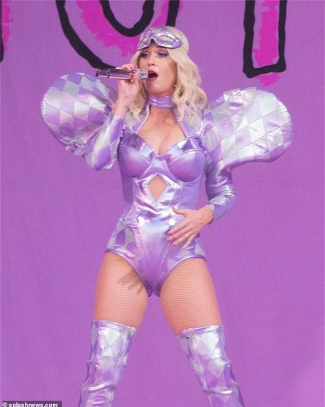 Katy Perry diện đồ lạ mắt trình diễn quyến rũ - 5