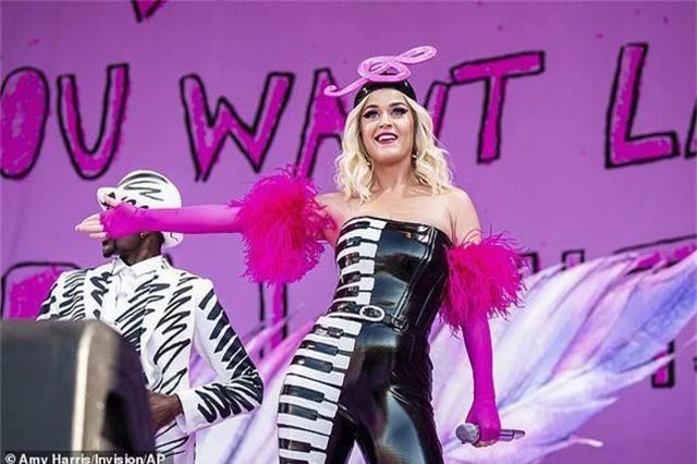 Katy Perry diện đồ lạ mắt trình diễn quyến rũ - 9