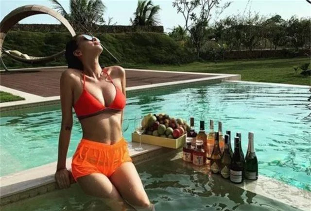Ngô Thanh Vân khoe thân hình bốc lửa với bikini ở tuổi 40 - 1