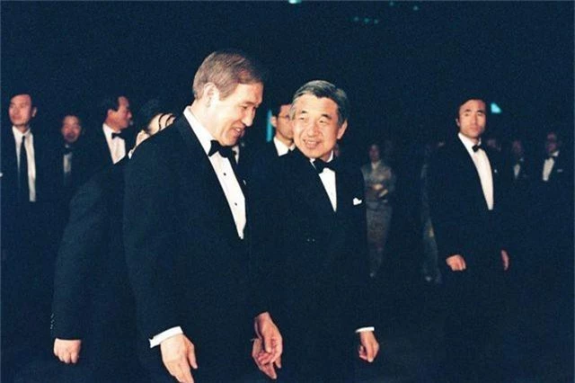 Nhật hoàng Akihito: Vị hoàng đế của những điều đầu tiên - 11