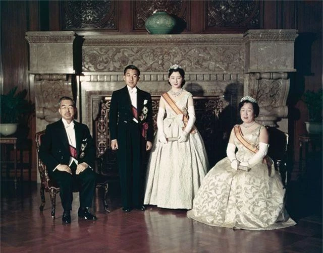 Nhật hoàng Akihito: Vị hoàng đế của những điều đầu tiên - 5
