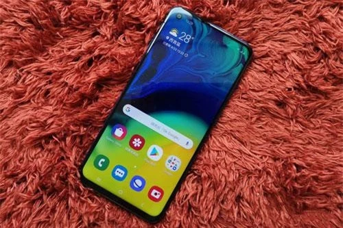 Samsung Galaxy A60 sử dụng tấm nền màn hình Super AMOLED kích thước 6,3 inch, độ phân giải Full HD Plus (2.340x1.080 pixel), mật độ điểm ảnh 409 ppi. Màn hình này thiết kế dạng đục lỗ (Infinity-O), chia theo tỷ lệ 19,5:9, chiếm 91,8% diện tích mặt trước.