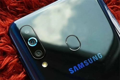 Samsung Galaxy A60 sở hữu 3 camera ở mặt lưng. Trong đó, cảm biến chính 32 MP, khẩu độ f/1.7 cho khả năng lấy nét theo pha. Cảm biến 8 MP, f/2.2 cũng có khả năng lấy nét theo pha với ống kính góc rộng 123 độ. Cảm biến còn lại 5 MP, f/2.2 giúp chụp ảnh xóa phông. Bộ ba này được trang bị đèn flash LED kép, quay video 4K. 