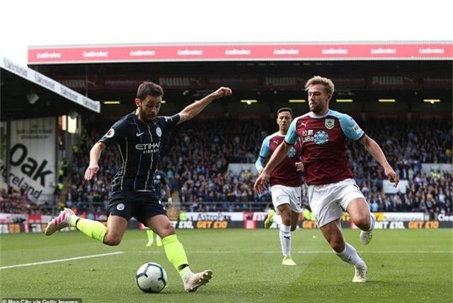 Thắng nhọc nhằn Burnley, Man City trở lại ngôi đầu bảng - 2