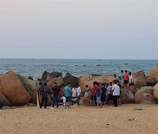 Hà Tĩnh: Tắm biển, một người đàn ông bị sóng nhấn chìm