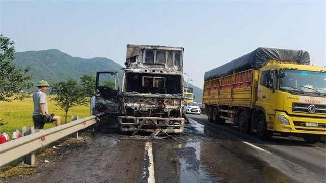 Hà Tĩnh: Xe tải chở hoa quả bất ngờ bốc cháy trên quốc lộ