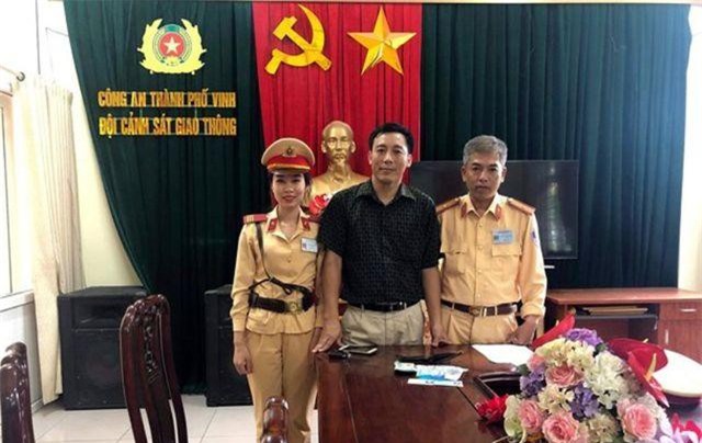 Nghệ An: Tổ Cảnh sát giao thông trả lại ví tiền cho người đánh rơi