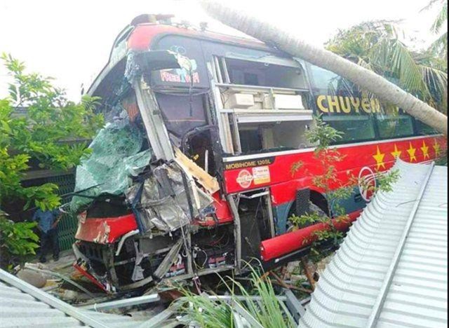 Kiên Giang: "Chuyên cơ mặt đất" lao vào nhà dân, cả xóm khiếp vía