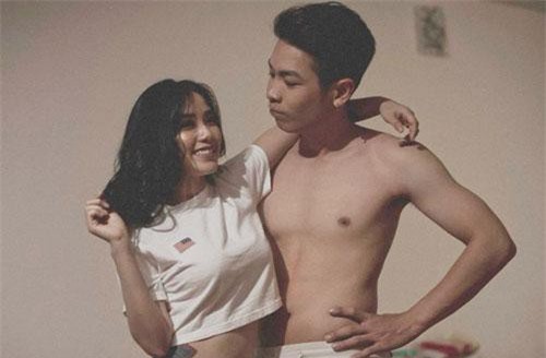 Linh Miu tung b&#x1ED9; &#x1EA3;nh n&#xF3;ng h&#xE9; l&#x1ED9; cu&#x1ED9;c s&#x1ED1;ng v&#x1EDB;i b&#x1EA1;n trai k&#xE9;m 2 tu&#x1ED5;i