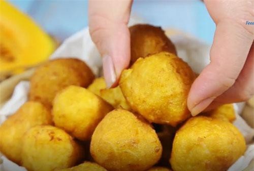 CLIP: Hướng dẫn làm bánh bí đỏ chiên dừa ‘dụ’ bé 