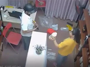CLIP: Nam thanh niên cuỗm điện thoại trong vòng ‘một nốt nhạc’.