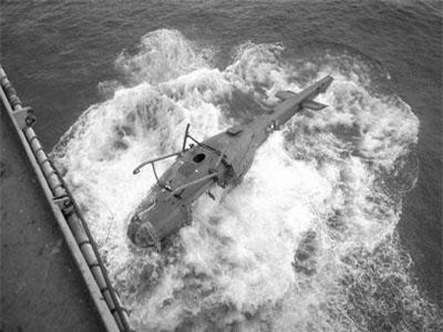 Tại sao tàu Mỹ ném máy bay xuống biển năm 1975?