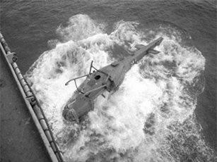 Tại sao tàu Mỹ ném máy bay xuống biển năm 1975?