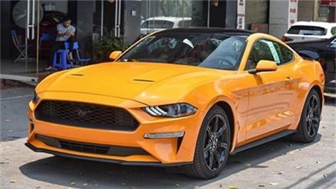 Ford Mustang 2018 màu cam đầu tiên về Việt Nam, giá hơn 2,3 tỷ