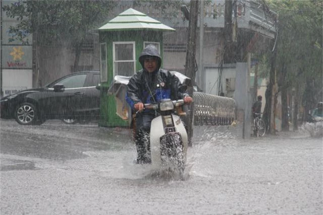 Hà Nội: Mưa lớn, nhiều tuyến phố ngập sâu trong nước - 1