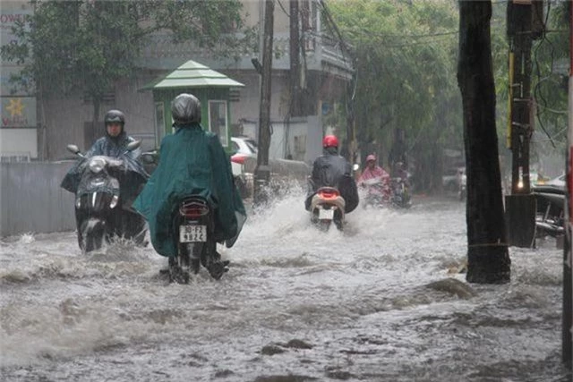 Hà Nội: Mưa lớn, nhiều tuyến phố ngập sâu trong nước - 2