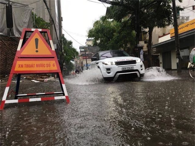 Hà Nội: Mưa lớn, nhiều tuyến phố ngập sâu trong nước - 3