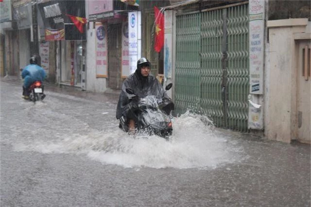 Hà Nội: Mưa lớn, nhiều tuyến phố ngập sâu trong nước - 4