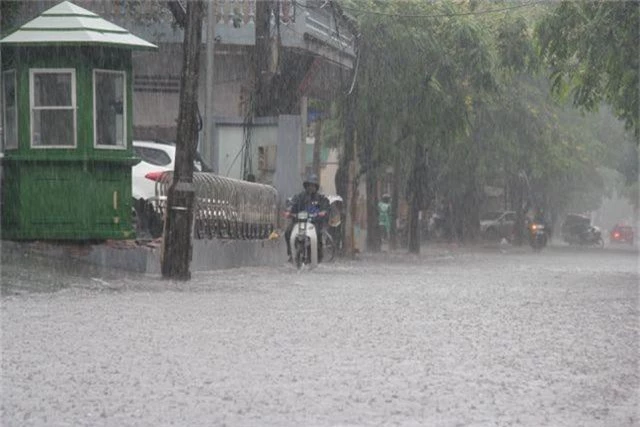Hà Nội: Mưa lớn, nhiều tuyến phố ngập sâu trong nước - 5